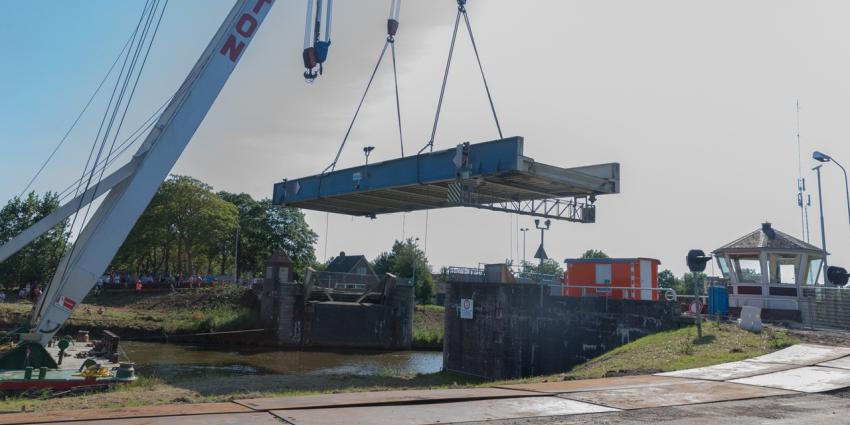 Verwijderen van brug bij Aduard