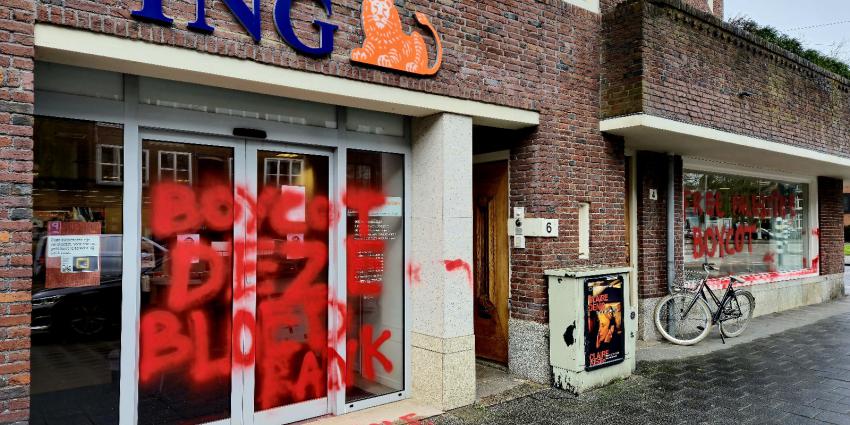 Teksten met rode verf