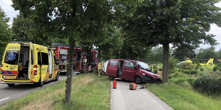 Foto van aanrijding tegen boom