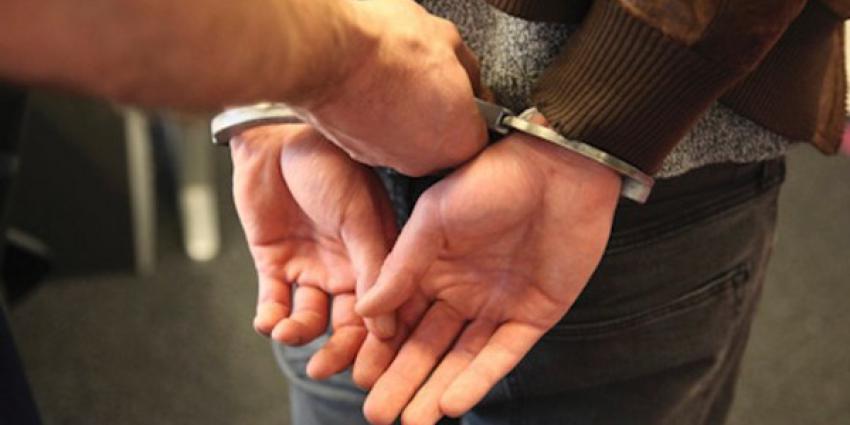 Foto van man met handboeien om