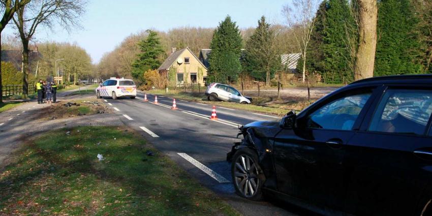 Automobiliste in sloot en gewond na botsing tegenligger Schoonloo