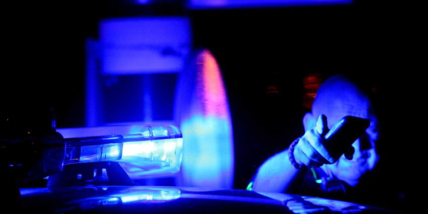 agent-zwaailicht-telefoon-donker