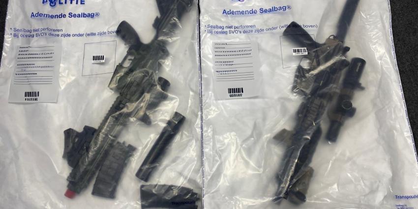 Twee van de drie airsoftwapens 