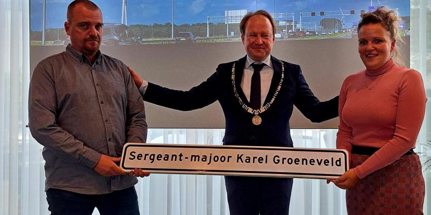 De kinderen van Karel Groeneveld, Tatum en Richard, onthulden samen met burgemeester Hein van der Loo het naambord 