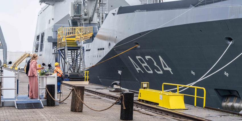 Amalia slaat champagnefles stuk op marineschip