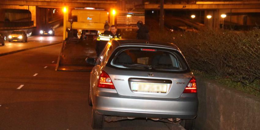 Auto rijdt zich vast in goot 
