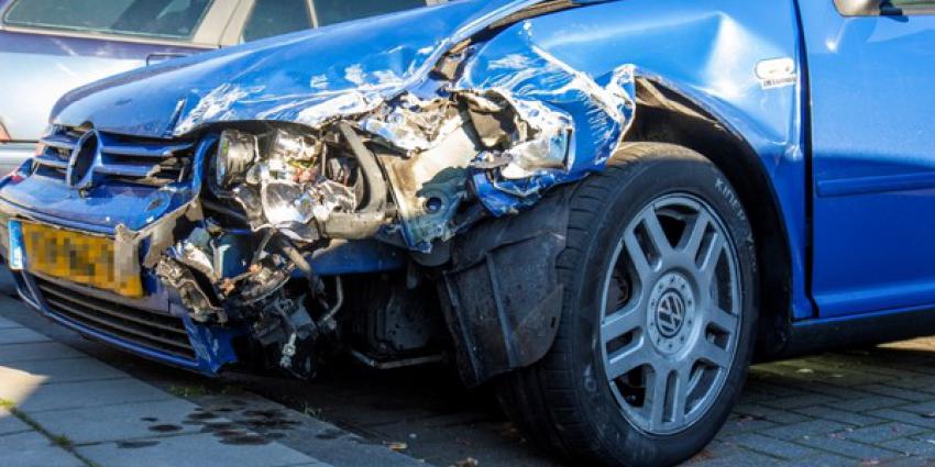 Auto die hek ramde aangetroffen