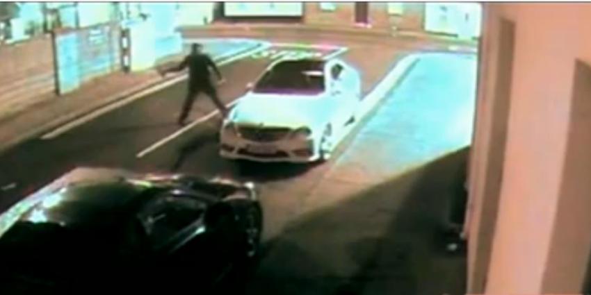 Autodief tegen de grond door eigen steen