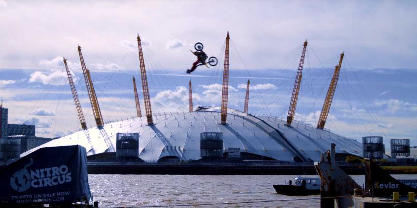 Motorcrosser maakt spectaculaire backflip over de Theems