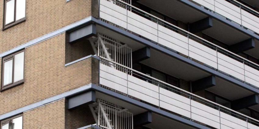 Vrouw (41) gewond na val van flatbalkon op  twee hoog, bewoner aangehouden