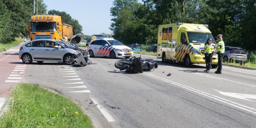 Botsing tussen auto en motor