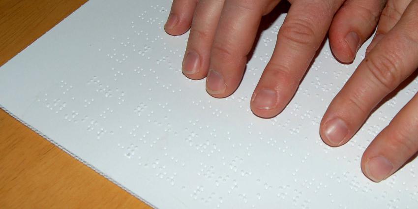 Blinde 'leest' braille
