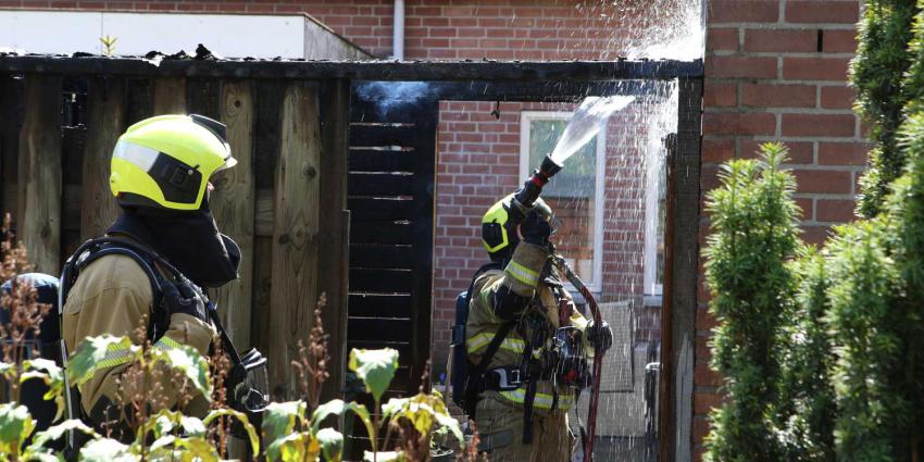 brand-afdak-schuur-tuin-blussen