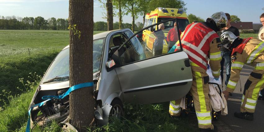 Brommobiel knalt op boom. Bestuurder gewond