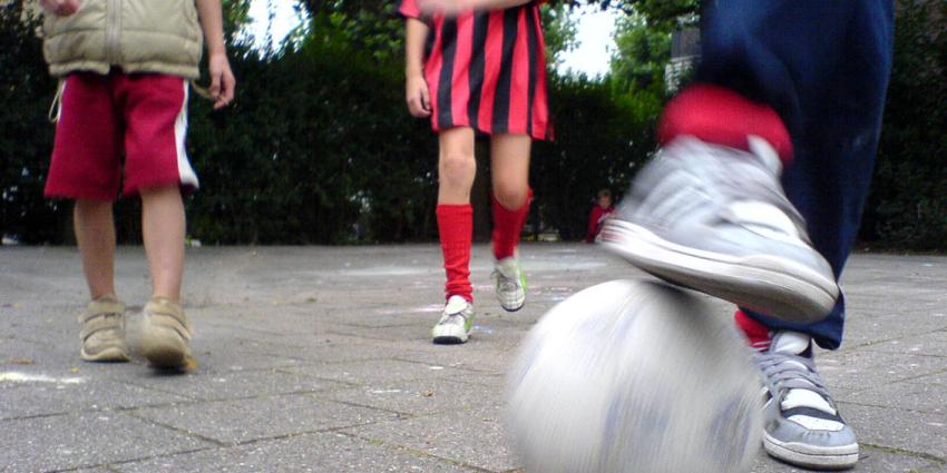 Ouders te zorgzaam. Laat kinderen met meer risico spelen