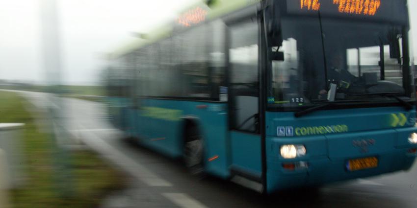 Lijnbus met scholieren belandt in sloot 