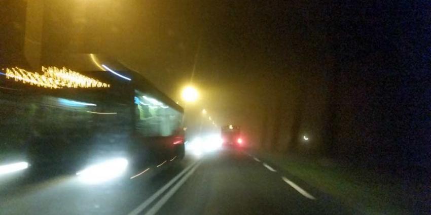 Onbekenden gooien in Heemskerk ruiten bus in