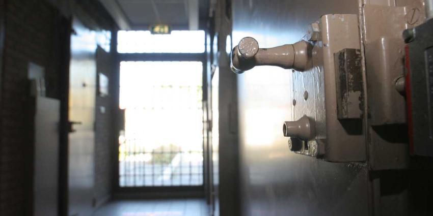 cel-gevangenis-slot-deur