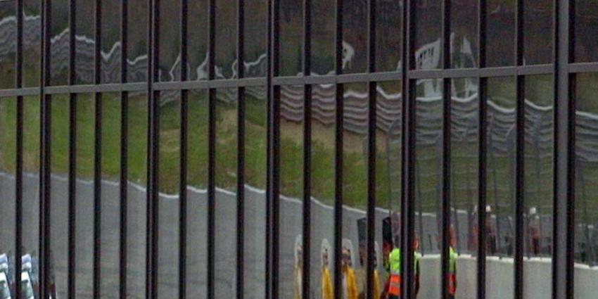 Gebotst  De Hagenees is daar met zijn auto tegen een stilstaand voertuig aangebotst. De man werd hierop door de beveiligers aangesproken, waarbij hij zich vervelend en verbaal agressief gedroeg.  Onder invloed en een vuurwapen  Hierop werd door de beveili