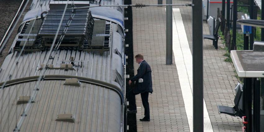 conducteur stapt in trein