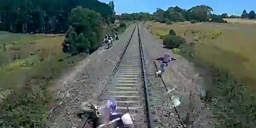 Motorcrosser springt voor zijn leven van treinrails