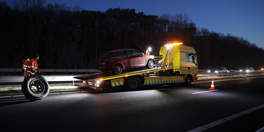Berger neemt beschadigde auto en vrachtwagenband mee