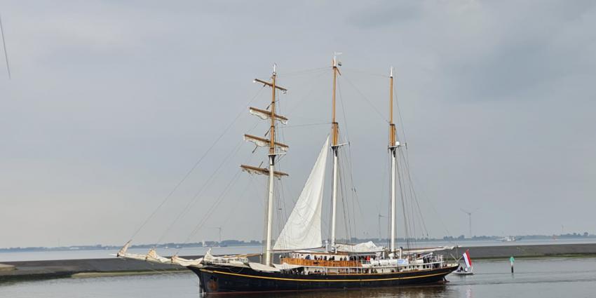 Schepen lopen haven van Delfzijl binnen