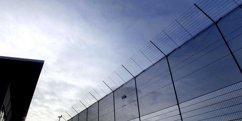 Foto van hek rond detentie-inrichting | Archief EHF