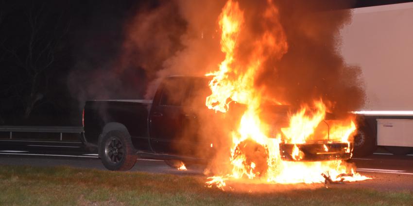 Auto in brand op A28