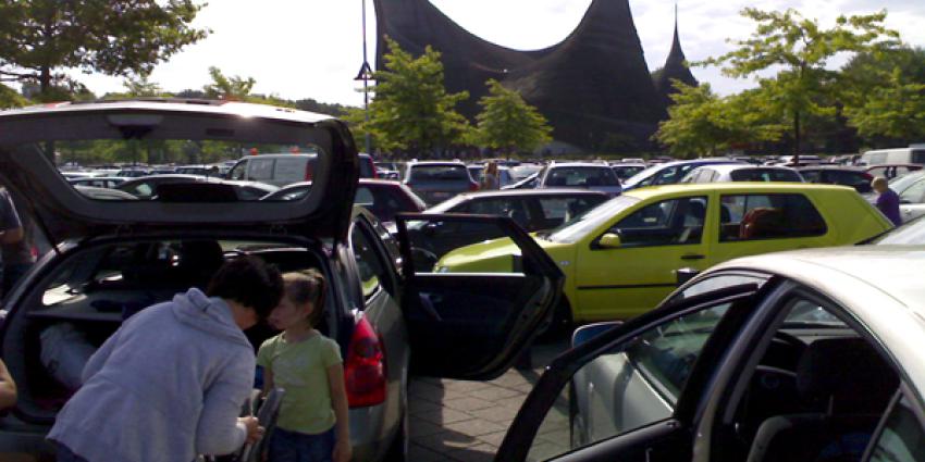Foto van overvolle parkeerplaats voor de Efteling | Archief EHF