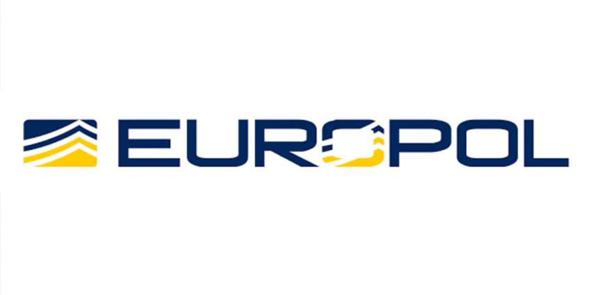 Je kan ze allemaal sparen. Europol komt met voetbalplaatjesactie van criminelen.