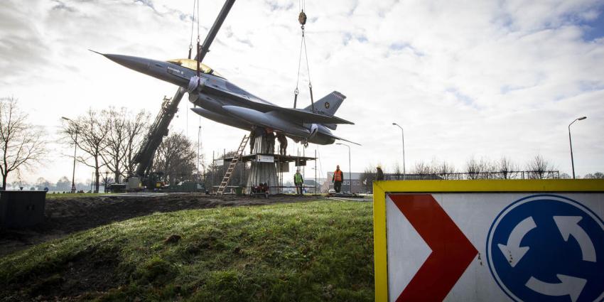 F-16 belandt op rotonde