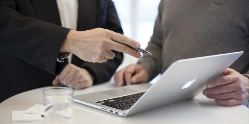 financieel-consultant-laptop