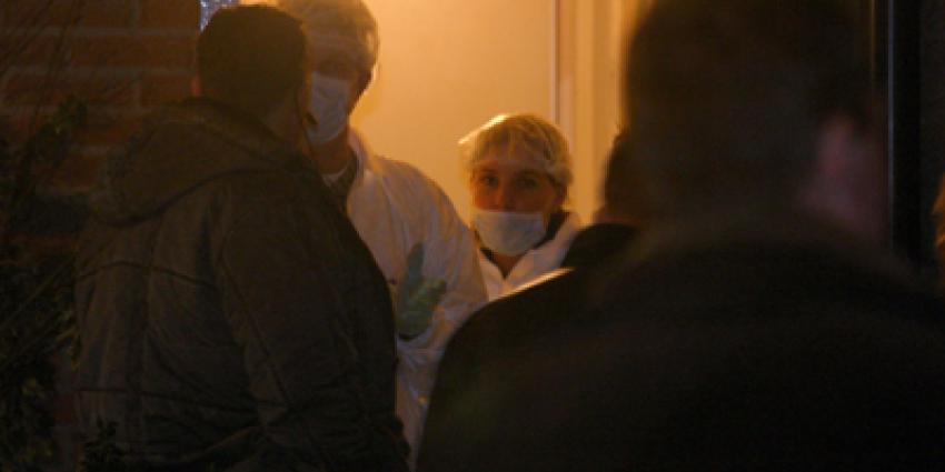 Foto van forensische onderzoekers in woning | Archief EHF