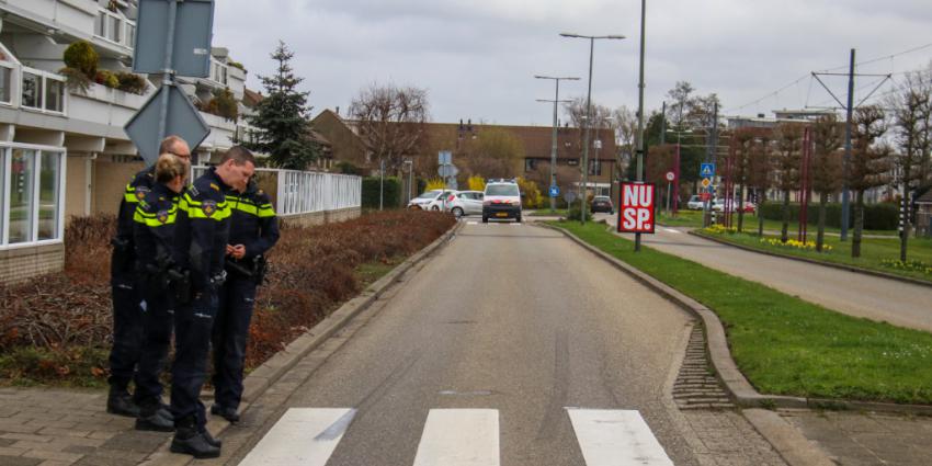 Man schrikt en valt na hard remmen auto