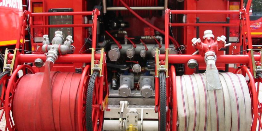 Grote uitslaande brand in stal in Zwaagdijk-Oost