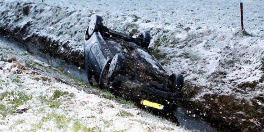 Automobilist slipt en belandt op de kop in de sloot