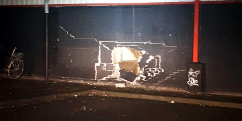 Agenten staan voor raadsel rond gat in muur meubelzaak