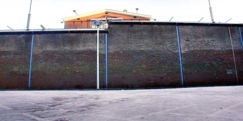 gevang-muur-sneeuw