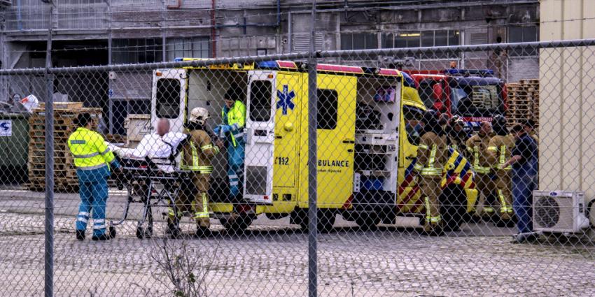 Foto van gewonde op brancard ambulance | Flashphoto | www.flashphoto.nl