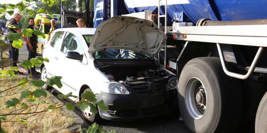 Automobiliste botst met tankwagen