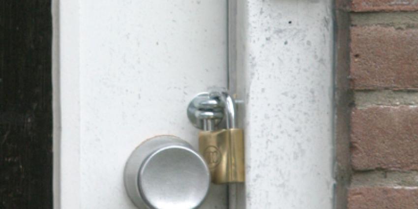Foto van hangslot op voordeur woning | Archief EHF