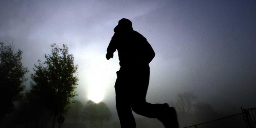 Inbreker zet met zijn actie straat in de dichte mist