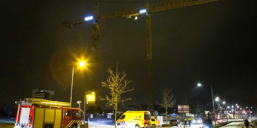 Hoogteteam Duitse brandweer haalt vrouw uit hijskraan in Brunssum