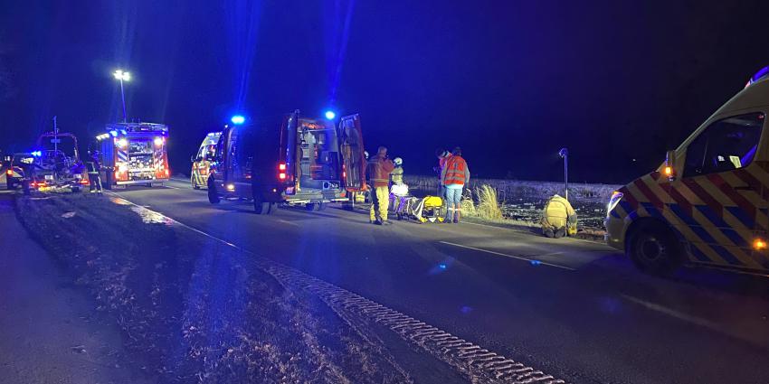 Brandweer redt vrouw uit auto