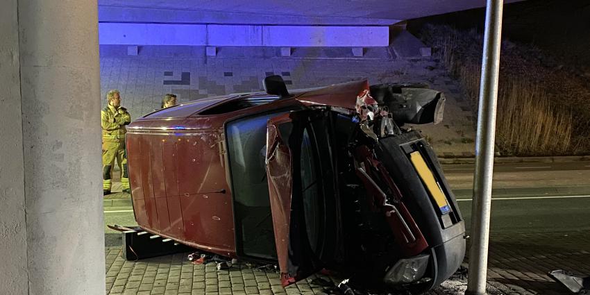 Bestelbus op zijn kant