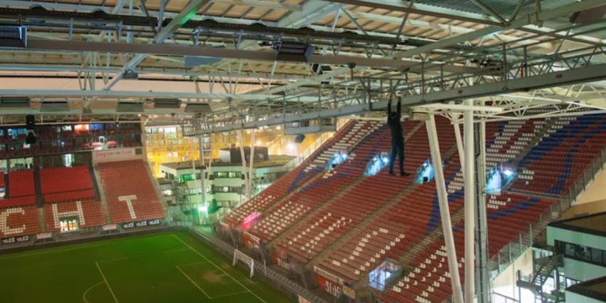 Freerunners beklimmen stadion de Galgenwaard in Utrecht