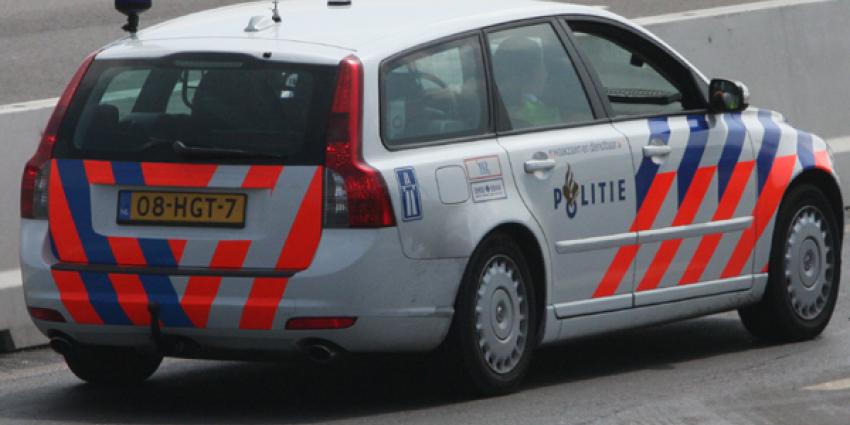 Caravan over de kop na aanrijding, automobilist rijdt door 