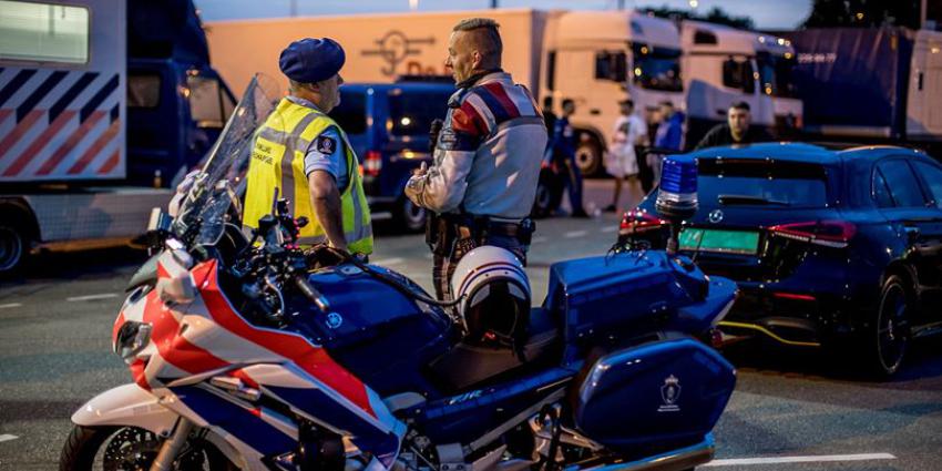 Marechaussees tijdens controle