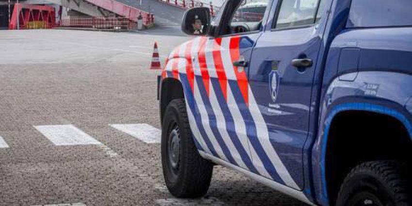 Marechaussee vindt 24 vreemdelingen in vrachtwagen in Europoort